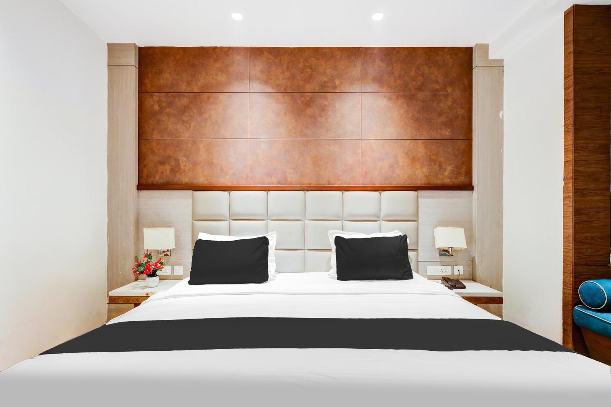 Super Townhouse Chhatarpur Near Metro Park Nové Dillí Exteriér fotografie